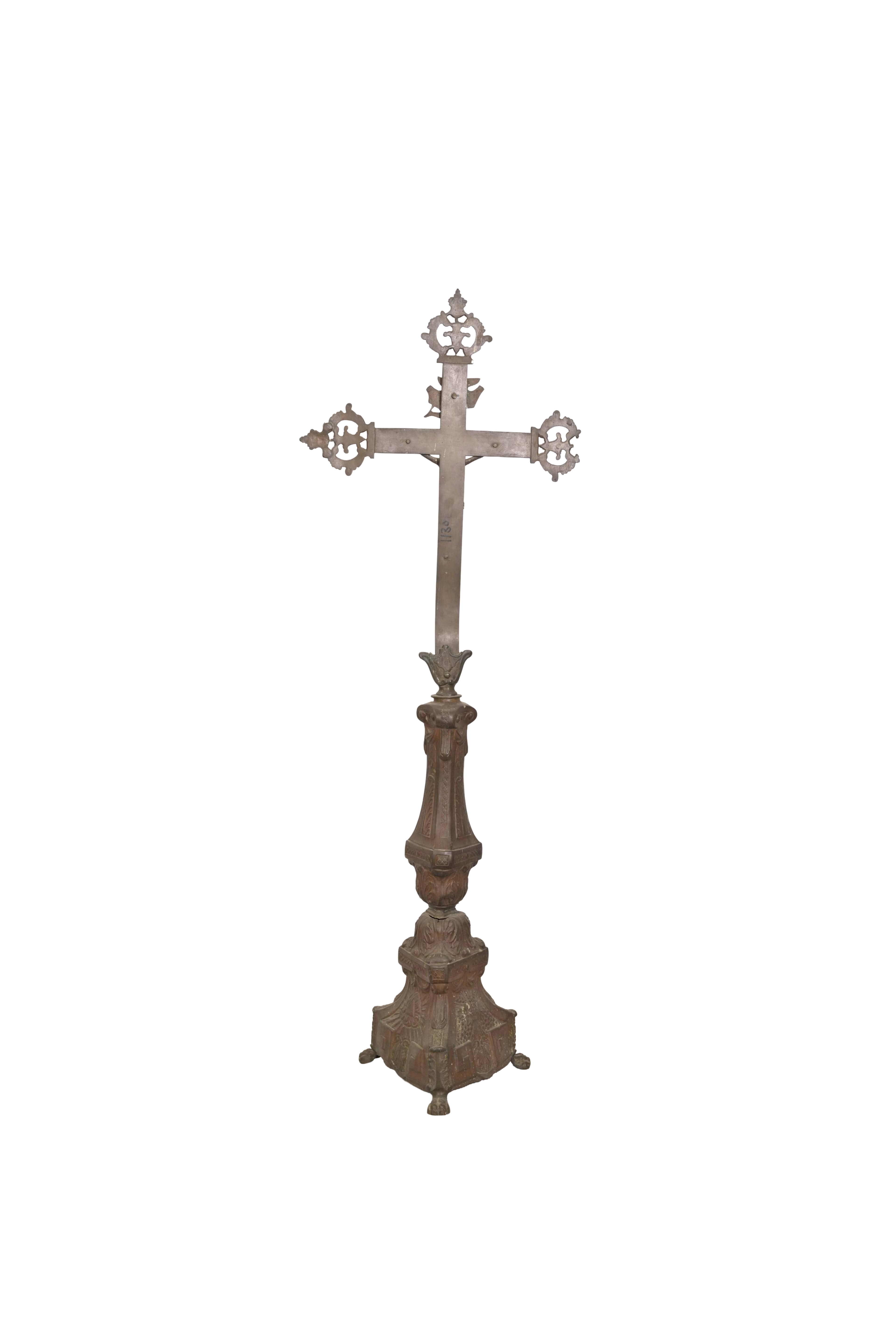 Grand Colonial Cross Pedestal